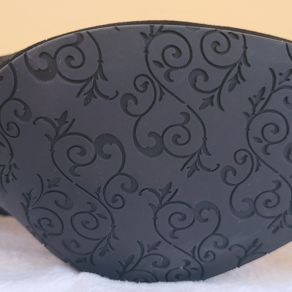 Brenda Zaro black suede pump V cut  size 8 - Picture 6 of 7